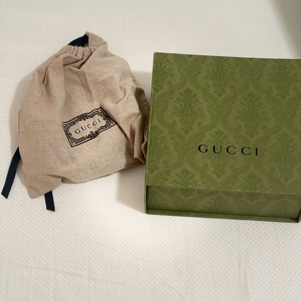 Gucci Black Leather Belt with Gold GG Buckle - Picture 2 of 2